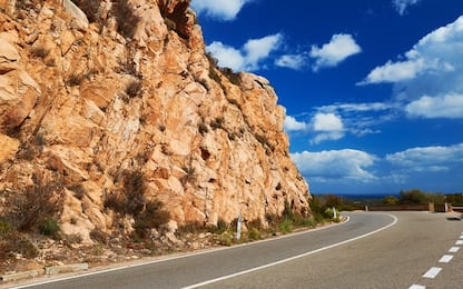 Sardegna, camion precipita dal cavalcavia Sassari-Alghero: 1 morto