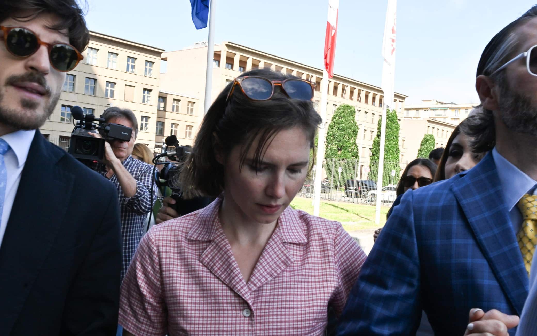 Amanda Knox (C) arriva al Palazzo di Giustizia di Firenze, accompagnata dal marito  Chris Robinson e dagli avvocati,  per partecipare all'udienza davanti alla Corte d'assise d'appello chiamata a stabilire se sia responsabile di calunnia nei confronti di Patrick Lumumba  Firenze, 05 Giugno  2024. //
US Amanda Knox (C), flanked by his husband Chris Robinson (R), arrives at the courthouse before a hearing in a slander case, related to her jailing and later acquittal for the murder of her British roommate in 2007, in Florence, Italy, 5 June 2024  The American was only 20 when she and her Italian then-boyfriend were arrested for the brutal killing of 21-year-old fellow student Meredith Kercher at the girls' shared home in Perugia. The murder began a long legal saga where Knox was found guilty, acquitted, found guilty again and finally cleared of all charges in 2015. ANSA/CLAUDIO GIOVANNINI