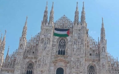 Milano, bandiera della Palestina sulla facciata del Duomo
