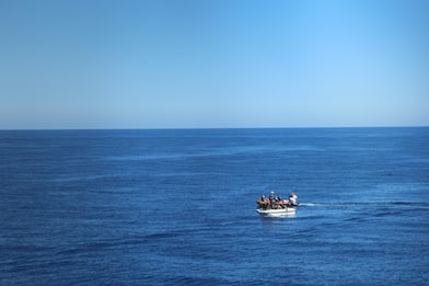 Migranti, sbarchi continui a Lampedusa: oltre 400 arrivi 