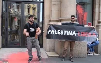 Milano, attivisti pro Gaza versano vernice rossa davanti a JP Morgan