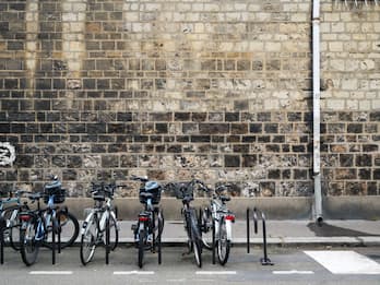 Bologna, 13enne denuncia il furto della bici: agenti gliela ricomprano