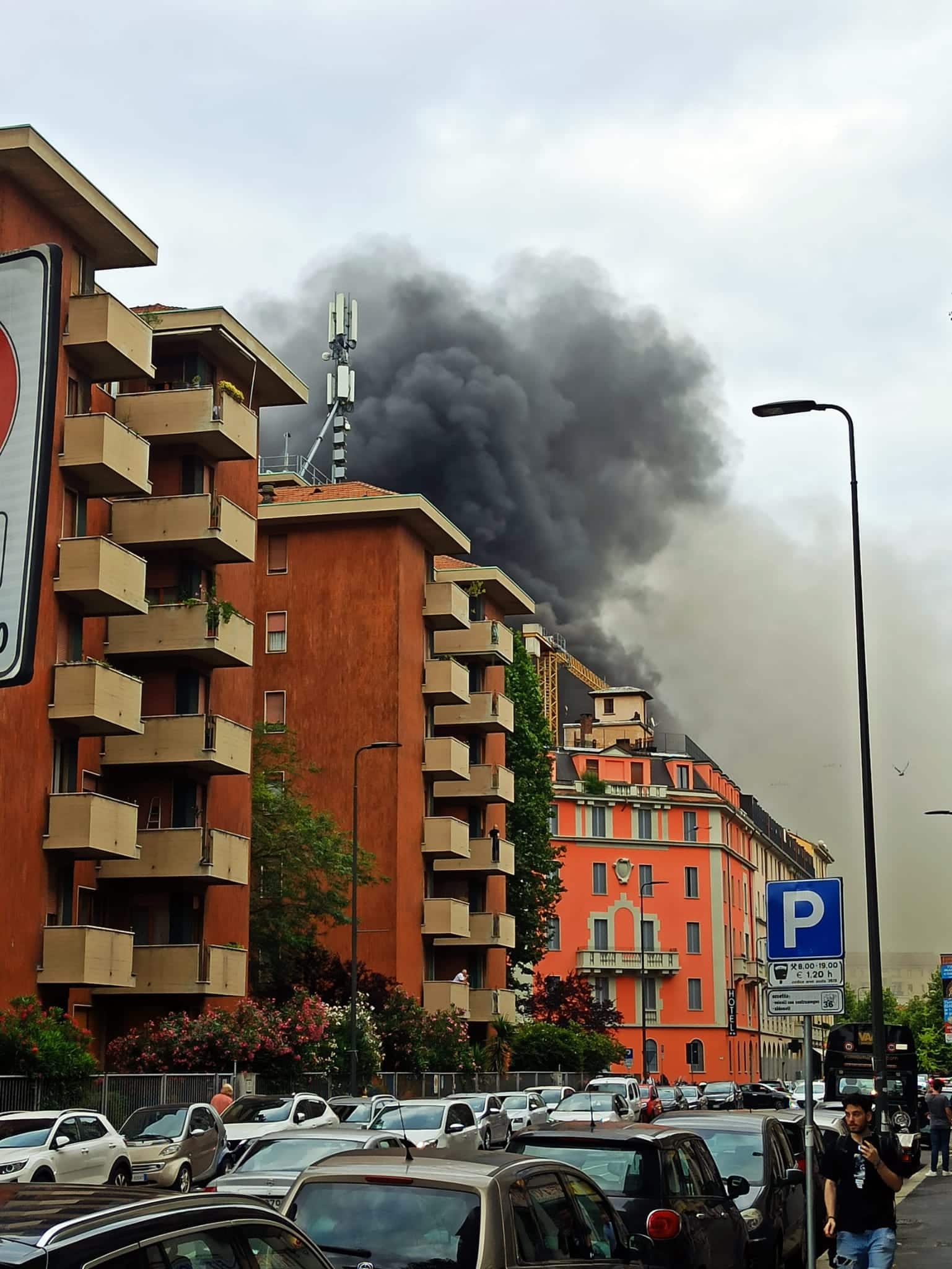 Milano: a fuoco autofficina, evacuato edificio in zona Gambara