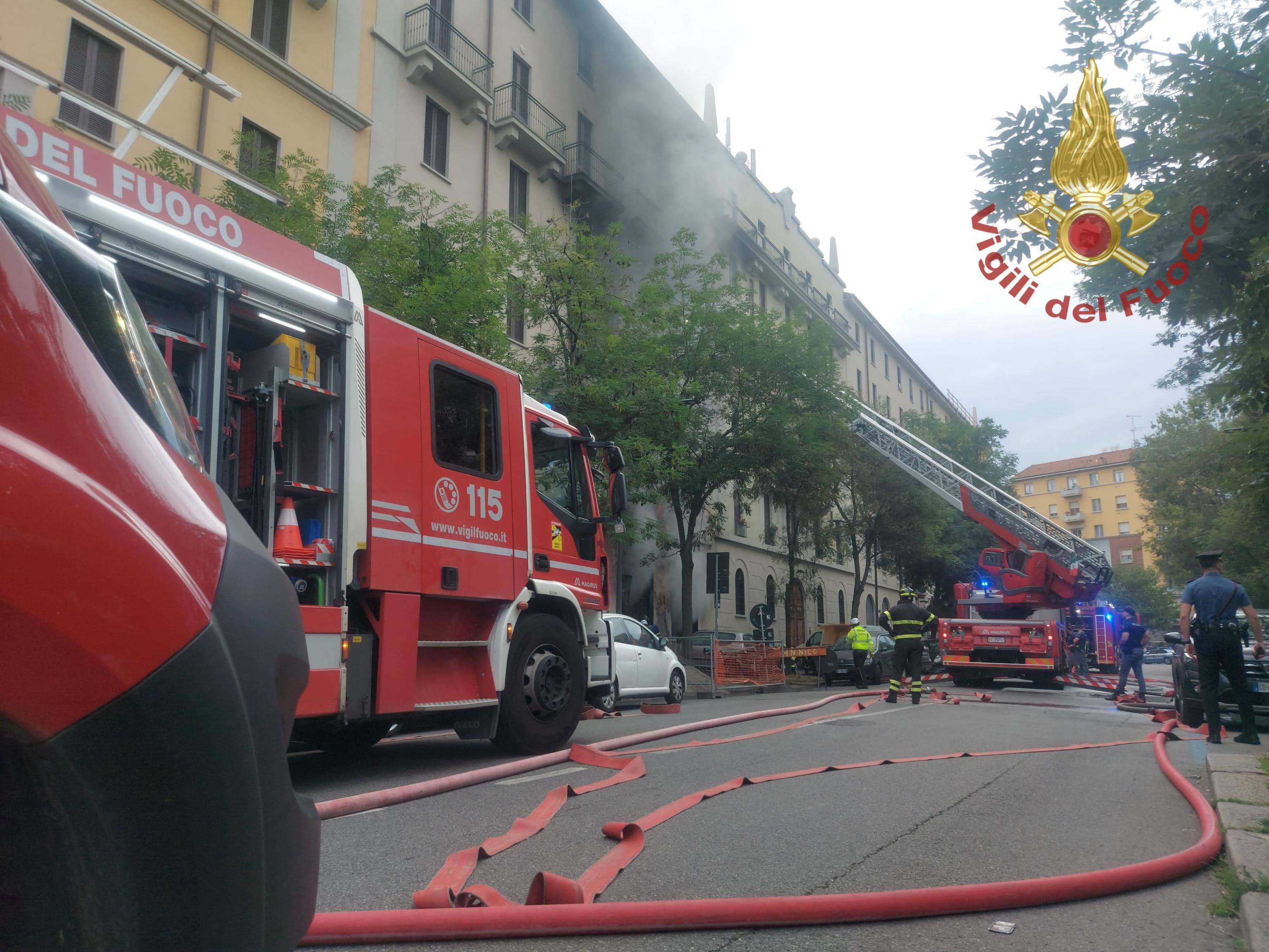 È di tre morti e tre feriti, secondo quanto riferiscono i vigili del fuoco di Milano, il bilancio di un incendio divampato oggi in una autofficina a Milano, in via Fra Galgario 8. Le vittime si trovavano all'interno di un appartamento al terzo piano dell'edificio in cui è sviluppato il rogo, 14 giugno 2024.   NPK   VIGILI DEL FUOCO  +++ATTENZIONE LA FOTO NON PUO' ESSERE PUBBLICATA O RIPRODOTTA SENZA L'AUTORIZZAZIONE DELLA FONTE DI ORIGINE CUI SI RINVIA+++   +++NO SALES; NO ARCHIVE; EDITORIAL USE ONLY+++