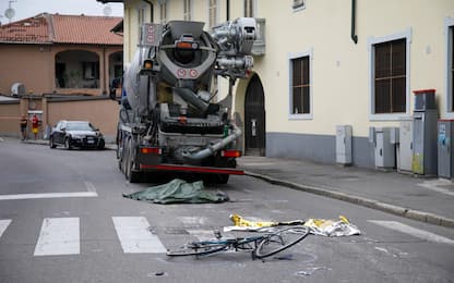 Ciclista 70enne travolto e ucciso da una betoniera a Rho, nel Milanese