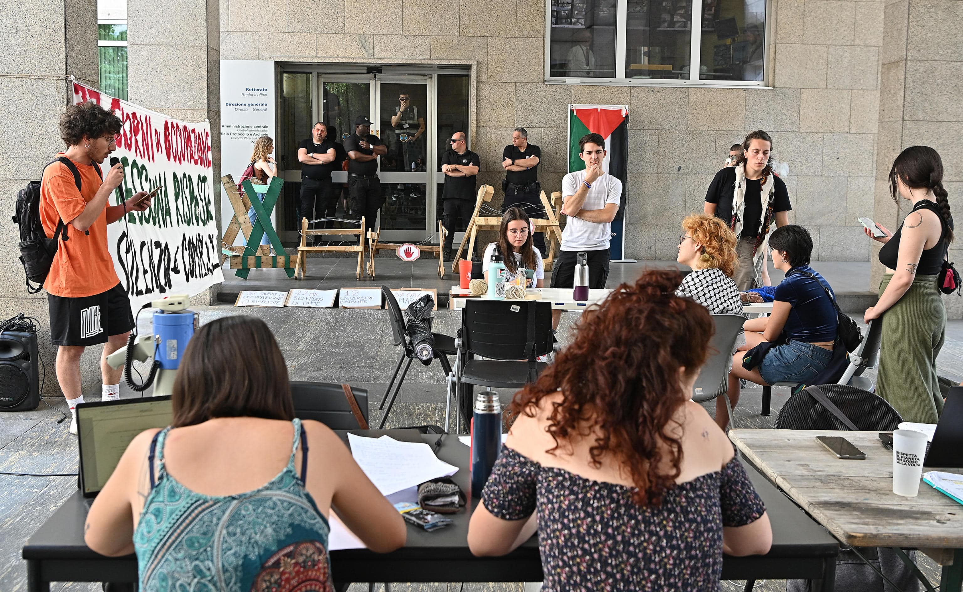 Studenti pro Palestina occupano il Politecnico sbarrando lingresso con transenne di legno, Torino, 19 giugno 2024.
ANSA/ALESSANDRO DI MARCO