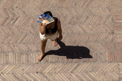 Meteo, allerta per il caldo: le città da bollino rosso e arancione