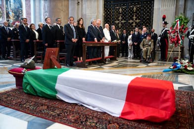 Folla ai funerali del generale Claudio Graziano a Roma. FOTO