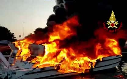 Esplosione in un cantiere navale a Murano, due barche a fuoco. VIDEO