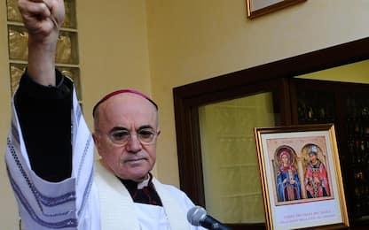Vaticano, Monsignor Viganò scomunicato: accusato di scisma