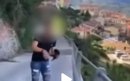 Sardegna, minorenni lanciano un gatto nel vuoto. Due identificati