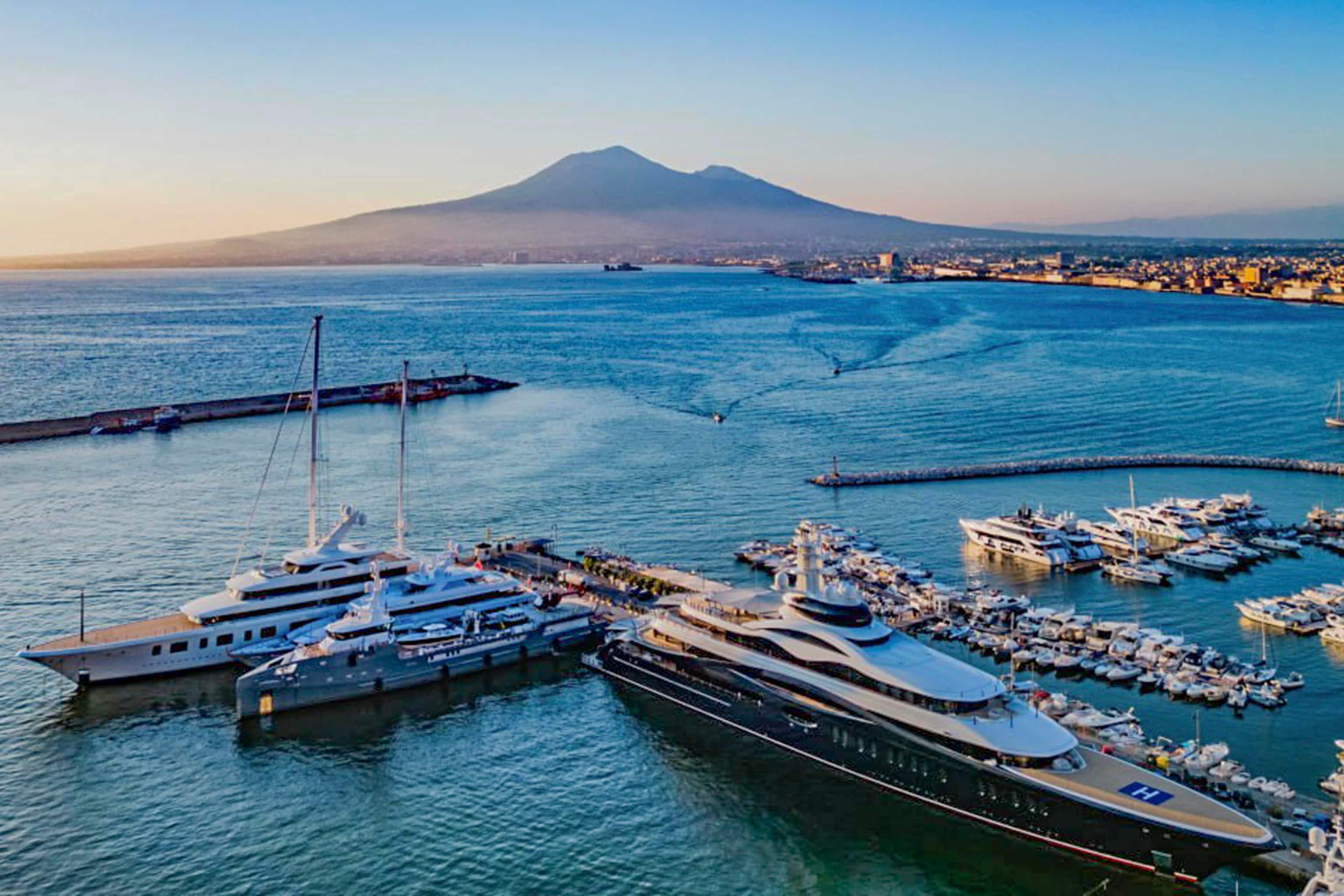 Il mega yacht  di Mark Zuckerberg, fonfatore di Facebook e Meta,  allo Stabia Main Port di Castellammare di Stabia sulla costa a sud  della provincia di Napoli ai piedi del Vesuvio .  8 luglio 2024. ANSA / (NPK)