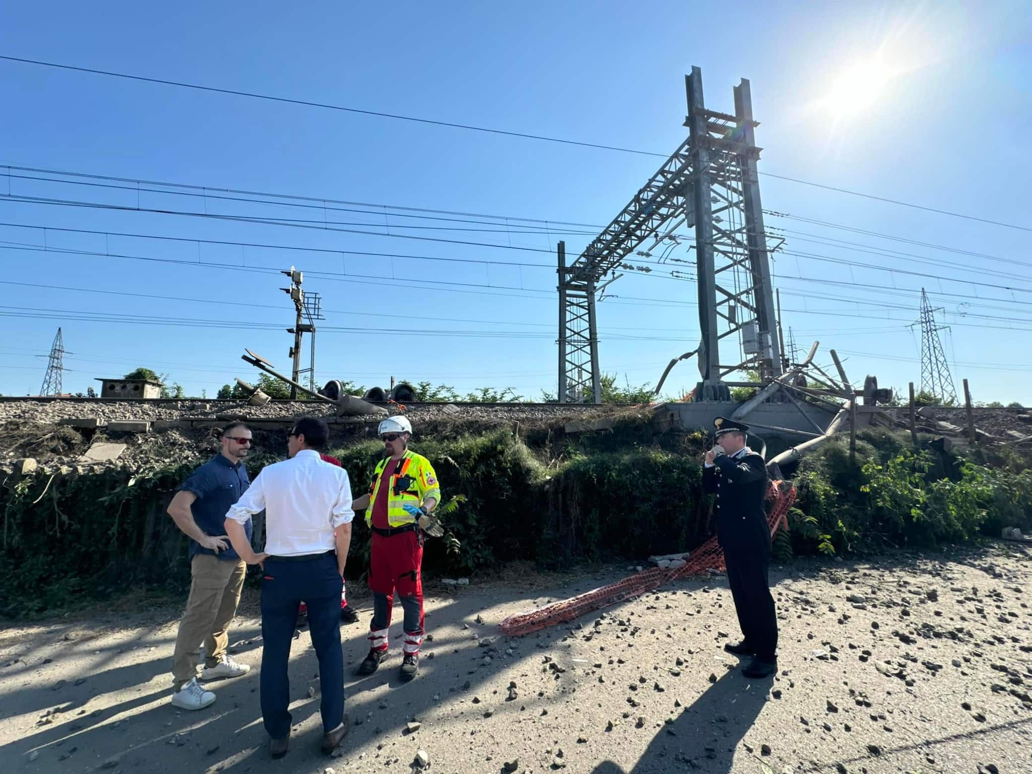 Un incidente ha coinvolto un treno merci e un regionale nei pressi di Parma. L'ultima carrozza del merci, di una compagnia straniera, Ë sviata dai binari, intorno alle 16.30 e alcuni sassi della massicciata ferroviaria si sono alzati da terra e hanno colpito un treno regionale. Dalle prime informazioni non ci sono feriti, se non molto lievi. La circolazione Ë stata sospesa tra Reggio Emilia e Parma sulla linea convenzionale con ripercussioni anche sull'Alta velocit‡. La Polfer Ë sul posto per gli accertamenti. Il regionale sarebbe ripartito.
FACEBOOK/ MICHELE GUERRA
+++ATTENZIONE LA FOTO NON PUO' ESSERE PUBBLICATA O RIPRODOTTA SENZA L'AUTORIZZAZIONE DELLA FONTE DI ORIGINE CUI SI RINVIA+++ NPK +++