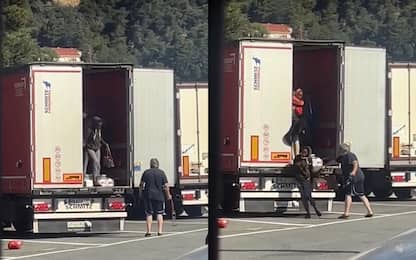 Ventimiglia, camionista fa scendere migranti dal tir a frustate. VIDEO