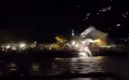 Venezia, fuochi d'artificio tra la gente: paura e feriti. VIDEO