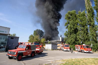 Incendio nel Ferrarese in una fabbrica di plastica: due feriti gravi