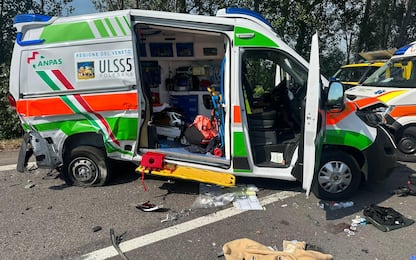 Veneto, equipaggio ambulanza travolto durante soccorso: feriti gravi