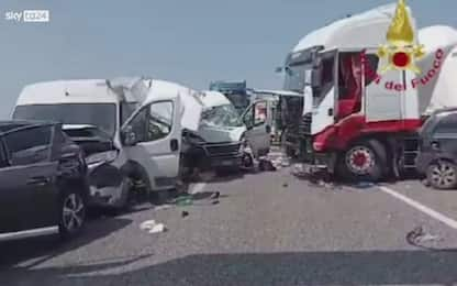 Incidente a Eboli sulla A2, camion travolge le auto: due morti