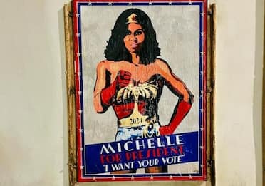 Michelle Obama come Wonder Woman, a Roma l'opera di Harry Greb. VIDEO