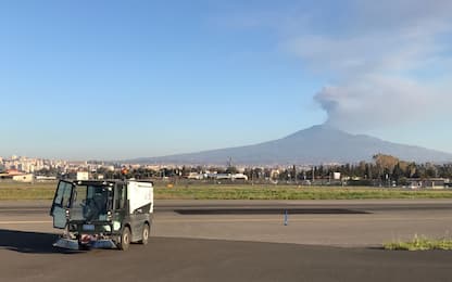 Etna in eruzione, lava e nube di cenere: sospesi voli a Catania