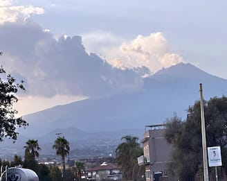 Emergenza cenere dell'Etna a Catania, vietate moto e bici