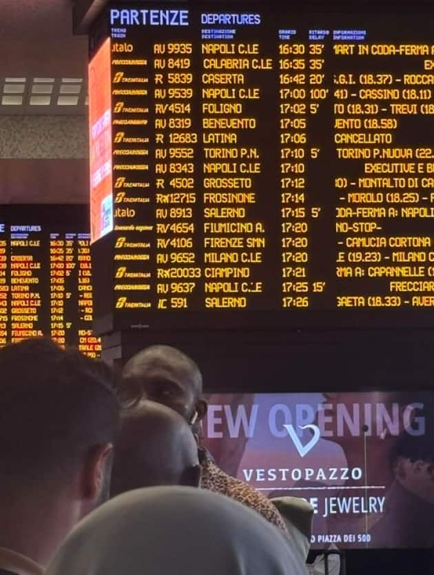 Foto pubblicata sul profilo X di Pier Luigi Bersani, corredata dal seguente post: ''Nella totale inconsapevolezza del ministro dei Trasporti, in Italia si stanno svolgendo le Olimpiadi del Viaggiatore. Lo aspettiamo per le premiazioni''. La circolazione ferroviaria è al momento fortemente rallentata sulla linea alta velocità Roma-Napoli, in direzione sud, per un guasto tecnico fra Labico e Anagni. Lo rende noto Rfi, i cui tecnici sono al lavoro per ripristinare la piena funzionalità dell'infrastruttura. I treni AV sono deviati sulle linee convenzionali via Formia e via Cassino con un allungamento dei tempi di viaggio fino a 70 minuti.
X/ PIER LUIGI BERSANI
+++ATTENZIONE LA FOTO NON PUO' ESSERE PUBBLICATA O RIPRODOTTA SENZA L'AUTORIZZAZIONE DELLA FONTE DI ORIGINE CUI SI RINVIA+++ NPK +++