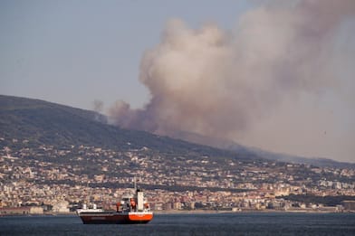 Incendio sul Vesuvio, colonna di fumo nero visibile anche da Napoli