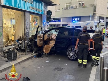 Milano, coppia di coniugi si schianta a Chinatown: entrambi morti 