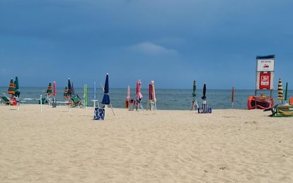 Fulmine si abbatte sulla spiaggia di Alba: ferite tre donne, due gravi