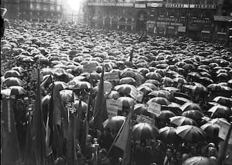Manifestazione per il referendum sotto la pioggia con la folla con gli ombrelli aperti