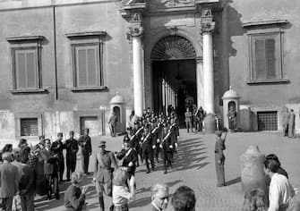 Referendum Monarchia o Repubblica 2 giugno 1946:carabinieri lasciano il Quirinale mentre la polizia occupa la sede monarchica.