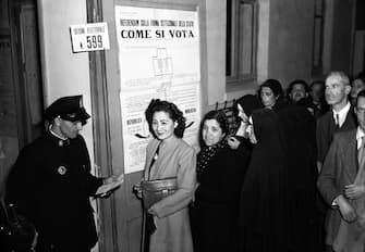 Donne e uomini in coda per il voto