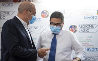 Il governatore del Lazio, Nicola Zingaretti con l'assessore alla Sanità, Alessio D'Amato (D), nel corso della presentazione dei nuovi test sierologici che saranno effettuati in Regione, Roma 22 luglio 2020.     ANSA/MAURIZIO BRAMBATTI