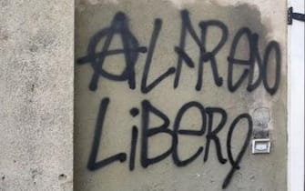 Un giovane di 25 anni, vicino all'area anarchica, assieme a un'altra persona, è stato denunciato dalla Digos di Padova perché ritenuto l'autore di un imbrattamento, lo scorso 25 febbraio, sul muro della sede dell'associazione "il Bivacco", luogo di ritrovo dei militanti di CasaPound della città euganea, 25 maggio 2023. Sulla porta dell'edificio, con vernice di colore nero, era comparsa la scritta "Alfredo Libero", con la "A" cerchiata, tipica dell'anarchia. Gli investigatori sono risaliti ai due dall'esame della videosorveglianza e della sede; il 25enne è stato individuato anche grazie ai particolari capi di abbigliamento indossati in quella circostanza. Le indagini hanno inoltre evidenziato un collegamento tra quella scritta e un'altra comparsa lo scorso 9 maggio, "Aldo Moro sponsor della Renault", sul muro del palazzo della facoltà di Ingegneria dell'Università, in concomitanza con l'anniversario della morte dello statista. A carico del giovane, su disposizione della Procura della Repubblica di Padova, è stato emesso un decreto di perquisizione domiciliare e personale; nei suoi confronti sono stati ipotizzati i reati di istigazione a delinquere e imbrattamento. ANSA/US QUESTURA DI PADOVA +++ NO SALES, EDITORIAL USE ONLY +++ NPK +++