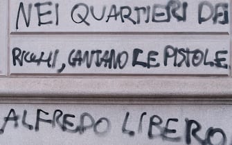 Scritta "Nei quartieri dei ricchi, cantano le pistole Alfredo Libero" in corso Matteotti a Torino, 10 gennaio 2023 ANSA/ALESSANDRO DI MARCO