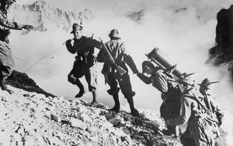 542888321 (Eingeschränkte Rechte für bestimmte redaktionelle Kunden in Deutschland. Limited rights for specific editorial clients in Germany.) 2.ww: campaign in the west (battle of France)Italian invasion of southern france 21.-24.06.1940: Italian mountain troops 'Alpini' in the Alps about 22.June 1940 (Photo by ullstein bild/ullstein bild via Getty Images)