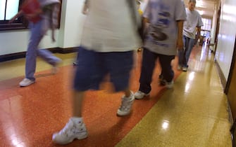 391429 07: Students hustle through a hallway between classes during summer school July 3, 2001 at Brentano Academy in Chicago. More than half of Chicago''s 430,000 public school students must attend summer school this year before they can go on to the next grade, Chicago Public School officials say. Former Chicago schools chief Paul Vallas said about 245,000 pupils failed to score high enough on the Iowa Tests of Basic Skills to be promoted. (Photo by Tim Boyle/Getty Images)