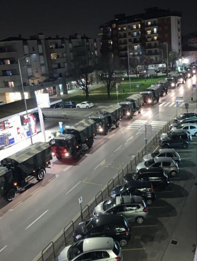 La colonna di camion militari carichi di  bare lascia Bergamo, 19 marzo 2020.
ANSA/ Fabio Conti