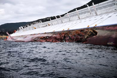 Naufragio Costa Concordia, lo squarcio di 70 metri nella nave. VIDEO