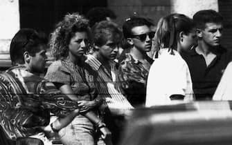 Nella foto d'archivio del 9 agosto 1990 dei funerali di Simonetta Cesaroni, uccisa a coltellate in un condominio a via Poma a Roma. Al centro, con la camicia a righe, l'ex fidanzato Raniero Busco.  ANSA / ANTONIO IANNI