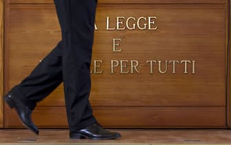 Un uomo passa davanti alla scritta ''La legge e' uguale per tutti'' nell'aula in cui si sta tenendo un'udienza del processo Cesaroni, Roma, 7 luglio 2010. Simonetta Cesaroni fu trovata accoltellata il 7 agosto 1990 negli uffici romani degli Ostelli della gioventu'.
ANSA/MASSIMO PERCOSSI/GID
