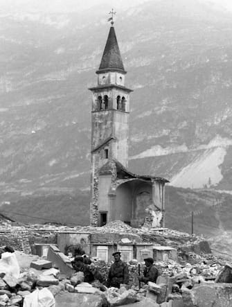 Un'immagine di Longarone, uno dei paesi distrutti nella tragedia del Vajont. Il 9 ottobre 1963 alle 22.39, un'enorme frana di roccia di circa due chilometri quadrati di superficie e 260 milioni di metri cubi di volume, si stacca dalle pendici del Monte Toc, dietro la diga del Vajont, tra il Friuli e il Veneto: 1910 i morti, sette i paesi cancellati dalla tragedia. ANSA/ OLDPIX