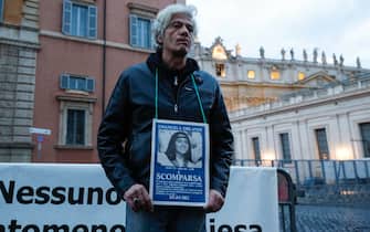 Pietro Orlandi in piazza del Sant'Uffizio durante sit-in per Emanuela Orlandi nel giorno del suo compleanno, Roma 18 gennaio 2020. ANSA/GIUSEPPE LAMI 