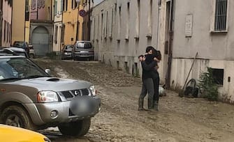 Cittadini ripuliscono le strade dal fango a Faenza, 18 maggio 2023. ANSA/ALESSANDRO CORI