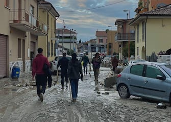 Cittadini, tra loro molti giovani, ripuliscono le strade e le abitazioni, dopo l'esondazione del Savio, Cesena, 18 maggio 2023. ANSA/ LUCA LEONI +NPK+