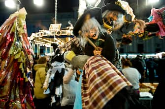 ROMA - LA BEFANA IN PIAZZA NAVONA - PIAZZA NAVONA CON LE CLASSICHE BANCARELLE CON LA BEFANA - EPIFANIA - FESTA (Roma - 2010-01-06, Carmine Cuccuru / IPA) p.s. la foto e' utilizzabile nel rispetto del contesto in cui e' stata scattata, e senza intento diffamatorio del decoro delle persone rappresentate