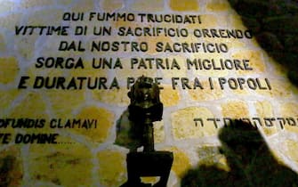 La targa su cui sono scritti i nomi delle persone uccise dai tedeschi  alle Fosse Ardeatine alla fine della seconda guerra mondiale fotografata  durante la visita dell'ANCI per ricordare le donne della Resistenza a Roma 9 marzo 2015 ANSA/FABIO CAMPANA