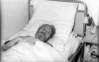 1977-luglio-ROMA:HERBERT KAPPLER fotografato nel suo letto dell'ospedale militare del Celio-MARIO DE RENZIS