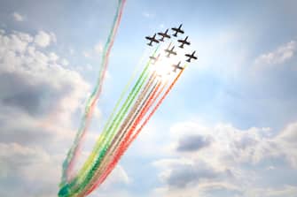 epa08650495 Jets of the "Frecce Tricolori" aerobatics team of the Italian Air Force release colours of the Italian national flag as they fly over race track prior to the 2020 Formula One Grand Prix of Italy at the Monza race track, Monza, Italy 06 September 2020.  EPA/Matteo Bazzi / Pool