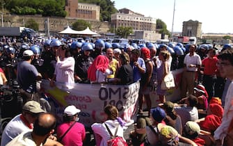 La polizia blocca ad Ancona un gruppo di manifestanti greci diretti ad Genova